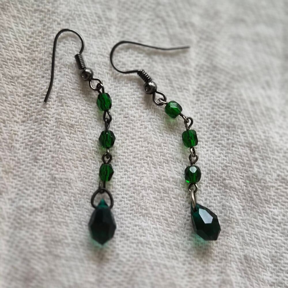 Vintage Whimsigoth Emerald Green Beaded Dangle Drop Earrings Gunmetal